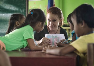 philippines kindergartenParticipant teaching English words with drawing