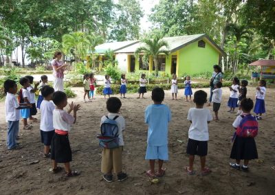 philippines kindergartenStudents gathered in a cirlce singing songs